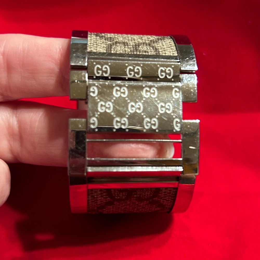 Gucci Luxury Statement Logo Bracelet Watch - Picture 5 of 9
